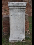 01269 ostia - regio ii - insula i - caserma dei vigili (ii,v,1-2) - statuenbasis re vor dem caesareum - diadumenianus.jpg